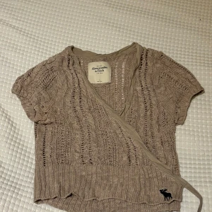 Stickad tröja från abercrombie and fitch - Storlek i men passar även xs och s då den går att knyta