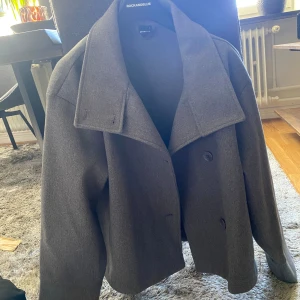 Short felt jacket - En kort grå kappa från ginatricot!  Köpt för ett pressen men fortfarande lika fin som när ja köpte den! Nypris 599kr