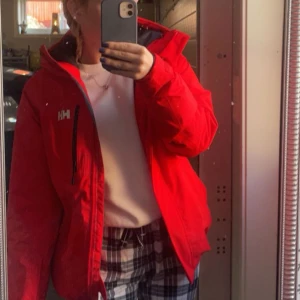 Helly Hansen jacka - Fin helly hansen jacka som är perfekt för vintern i fjällen! Super varm och skön, använd 2-3 gånger. Hör av er för närmare bilder