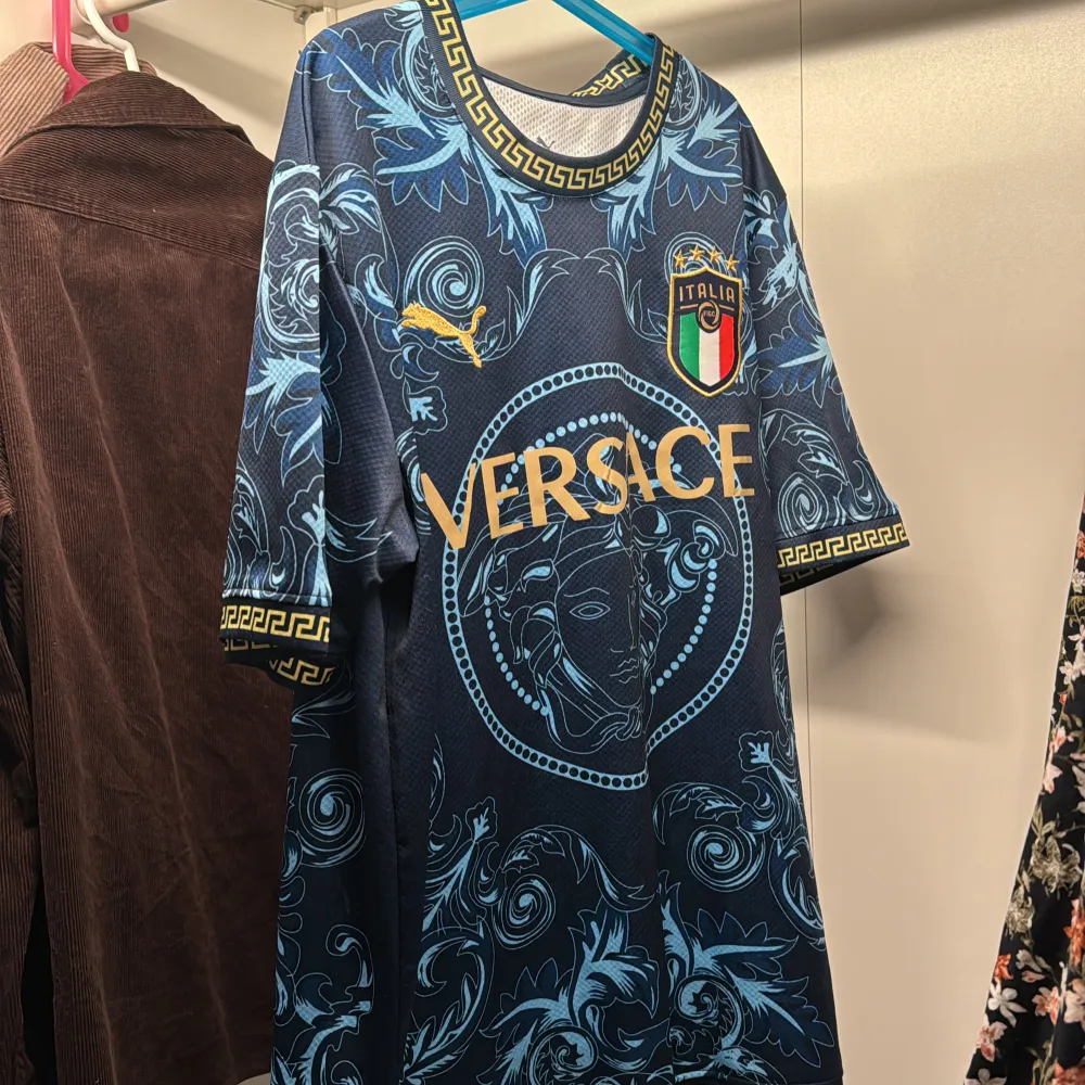 Blp vetsace x italy fotbolls tröja i storlek M. T-shirts.