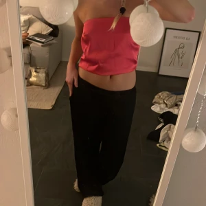 Rosa satintopp  - Snygg rosa bandeutopp 🪩 Passar så bra på fest!! 🕺