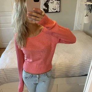 Rosa stickad tröja  - Säljer min fina rosa stickade tröja som jag köpte här på Plick💕 knappt använd (lånade bilder från tjejen jag köpte tröjan av) 