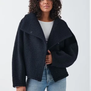 Kappa - Säljer denna slutsålda mörkblåa kappa från gina. Säljer pga att jag inte tyckte att den passade mig, helt oanvänd endast testad☺️