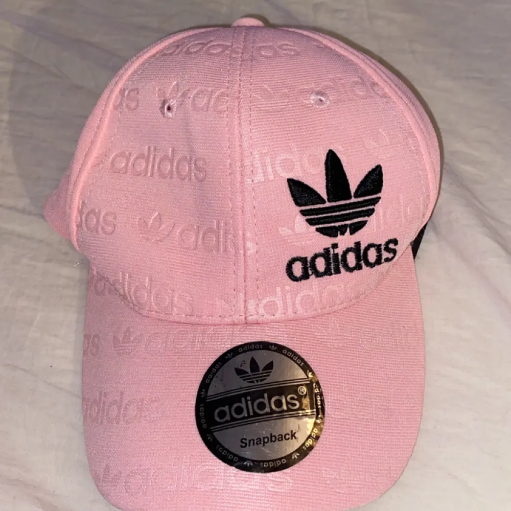 ljusrosa adidas keps, använd 6-7 ggr, bra skick, böjd skärm. . Övrigt.