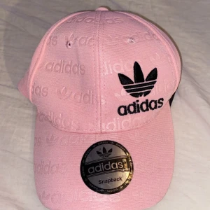 adidas keps - ljusrosa adidas keps, använd 6-7 ggr, bra skick, böjd skärm. 