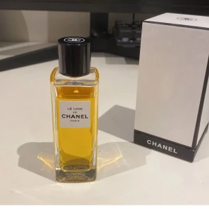 Chanel le lion - Chanel le lion, Mängden ser ni enligt bild, skulle säga att det är ca 65-70ml. Nypris ligger på runt 2800kr. Så 2100kr är nog ändå en rimligt pris enligt mängd och andra handsfaktor. Priset är inte hugget i sten.  Kom gärna med bud också!