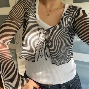 Meshtopp - Meshtopp med zebra-mönster i nyskick! Knytning fram. 