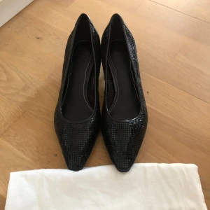 Skor Zara stl 38 - Säljer lågklackade skor från Zara i stl 38. Använda endast inomhus, nyskick.