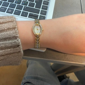 o.n.e guldklocka  - Säljer min fina guld och silver Klocka från märket o.n.e som är vintage. Batteri måste bytas. (Ingen aning om äkta) Den saknar två stenar på klockan men inget man ser. 