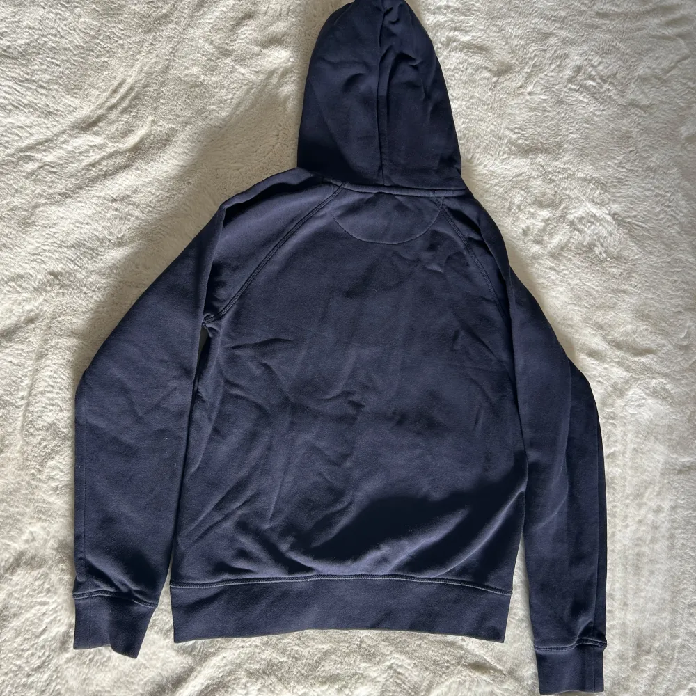 Mörkblå Gant hoodie i storlek 158/164 13-14 år Bra skick, endast använd 4-5 gånger.  . Hoodies.