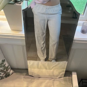 Linnebyxor beige 🤍 - Beiga linnebyxor från Ginatricot, väldigt sköna❣️