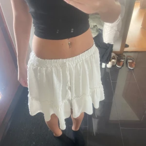 Vit sommar kjol - Jätte fin vit kjol från shein. Lite piffigt material under. Snören. Från SHEIN. Väldigt bekväm. Köpte förra året i sommar.