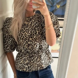 Jättefin leopardblus💕 - Säljer denna sjukt snygga och populära blusen från hm som är helt slutsåld. Jättefint skick, säljer då den tyvärr var för liten för mig💕 Bilderna är lånade❤️
