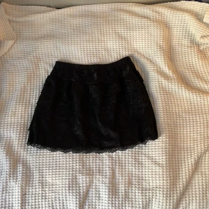 Spetskjol  - Svart spetskjol perfekt till hösten⭐️ Oanvänd, bara provat då den inte passar mig💗 Priset kan ändras!