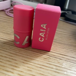 Caia blush stick - Caia blush stick i färgen cupcake glaze. Använd några ggr men som man ser på bilden finns det mycket produkt kvar! Säljer då jag köpte fel färg❤️
