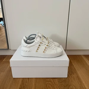 Valentino skor  - Skick 10/10 aldrig använd. Blev scammad men hoppas de kan komma till användning av någon