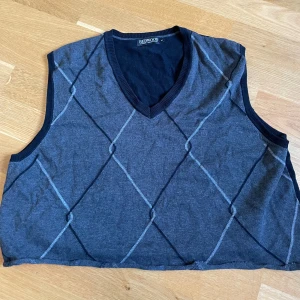 Croppad väst  - Tjockare tyg, den är croppad så ganska kort💞 