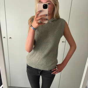 Stickad väst  - Jättecool stickad väst med luva