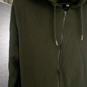 Hej. Säljer en riktigt snygg lager 157 zip up hoodie. Storleken är L men kan även passa M. Hoodien är ändast använt ett par gånger och är i nytt skick. Skicka gärna vid intresse (;