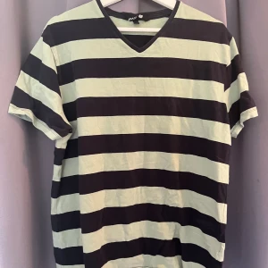 Grön randig tröja - Grön eandig tröja