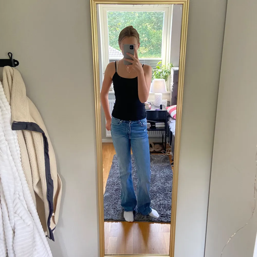 Säljer ett par flare jeans som på lappen står att det är highwaist men på mig som är 170 skulle jag säga att de sitter midwaist.. Jeans & Byxor.