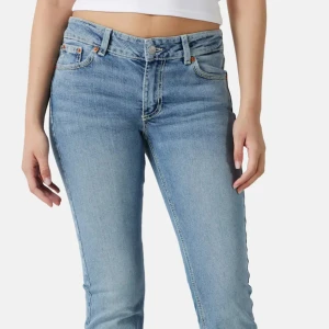Low waist bootcut jeans - Blåa lågmidjade bootcut jeans från junkyard i fint och nästan nytt skick