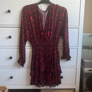 Zara klänning  - Säljer den här fina klänningen från zara som är använd Max 3 gånger  💓inga defekter