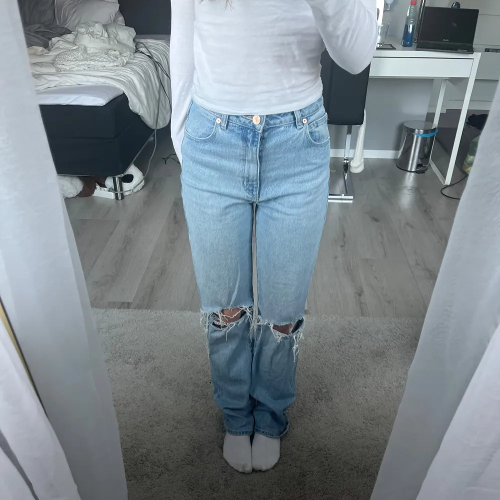 Gör ett försök med att sälja dessa då dem inte kommer till användning då dem är högmidjade. Det är A brand jeans där av pris. Är villig att gå ner i pris om någon vill ha dem💗. Jeans & Byxor.