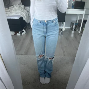 A brand jeans - Gör ett försök med att sälja dessa då dem inte kommer till användning då dem är högmidjade. Det är A brand jeans där av pris. Är villig att gå ner i pris om någon vill ha dem💗
