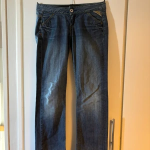 Replay jeans - Säljer nu min mammas gamla lågmidjade replay jeans som jag också har älskat att använda. Dom är lågmidjade och går mer en ner till backen på mig som är 159 och sitter bra i midjan. Dom är sjukt snygga och tror dom hade passat dig upp till 165 lång🩷 