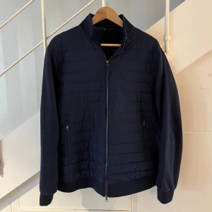 Hackett Cardigan - Säljer denna sköna cardigan från Hackett London, den är i gott skick och är perfekt till höst-och vårsäsongen. Tveka inte på att höra av dig vid eventuella frågor🔥
