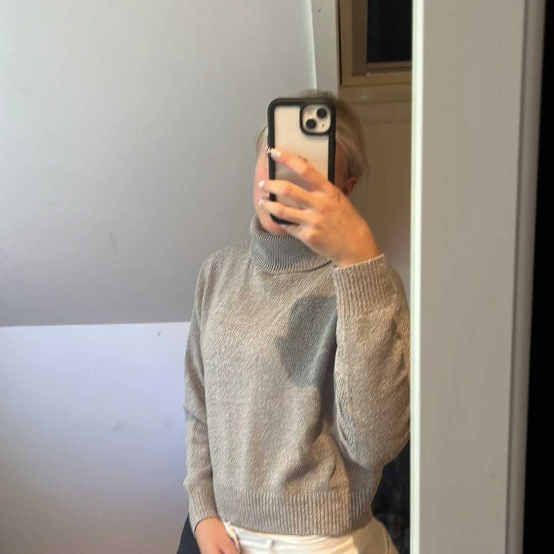 Beige stickad polotröja