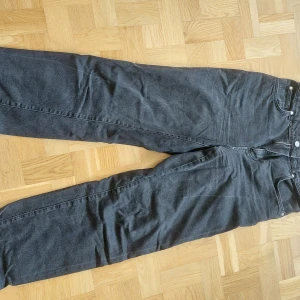 Jeans - Raka jeans i svart