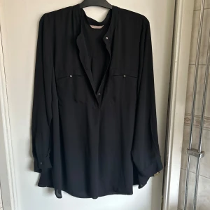 Blus - Blus köpt på secondhand men kommer tyvärr inte till användning!💛 Från H&M, skulle säga att den är en XL🩷  60kr + frakt💘