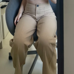 Kostymbyxor - Sköna kostymbyxor från bershka som var mycket populära för några år sen! De är highwaisted och sitter fint men används inte längre.