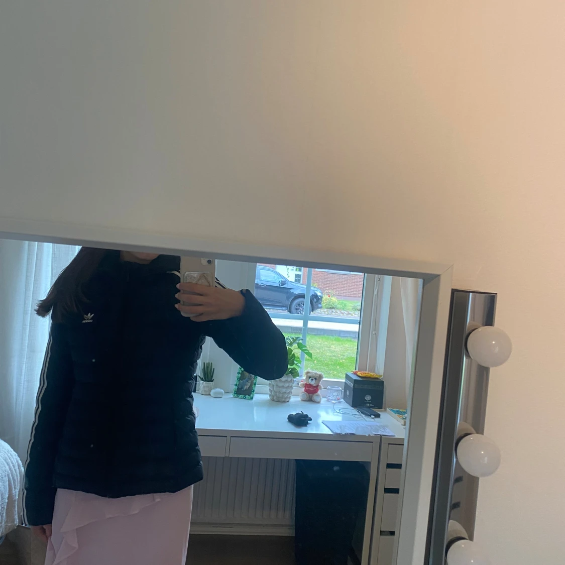 Säljer min Adidas slum jacket då den inte har kommit till användning 😊 Skulle säga att den är en höst/vår jacka, eller vinterjacka om man inte är så frusen hahah. Fint skick, inga skavanker. Tvättar såklart innan frakt om så vill. Köpt för ca 900. - 91