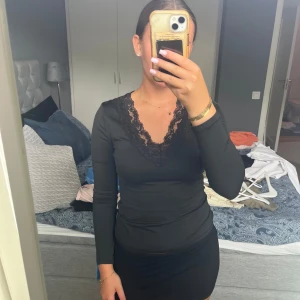 Svart topp - Svart topp med spets. Aldrig använd! Jätteskönt material Stl s/m 99kr