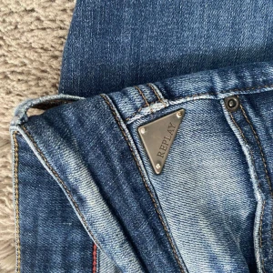 Replay jeans  - Hej! Ja har rensat min garderob skinny replay jeansen💕, dom är skinny men de går lätt att sy om till boot cut! Midjemåttet är 25 cm och innerbens längden är 80🥰 