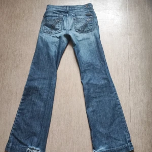 Bootcut jeans  - Säljer mina superfia bootcut jeans med så söta detaljer på fickorna. Säljer då dom tycker inte passar längre. Har små slitningar nere vid fötterna men inget svårt att fixa.  Pris kan diskuteras 