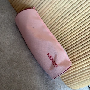 En penförvarare från kenzo - Detta penskrinet kostar 15 kr Skicka  till mig om ni vill ha