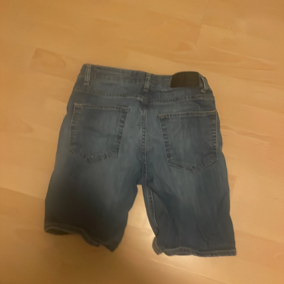 Blå jeansshorts från Dressmann - 91
