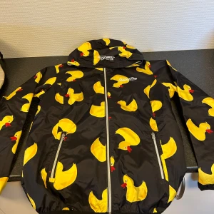 Ankjacka - Hej! Säljer nu min ankjacka då den inte kommer till användning, aldrig använd, så helt i nyskick🙌🏼 storlek 40/M. Mitt pris är 200kr