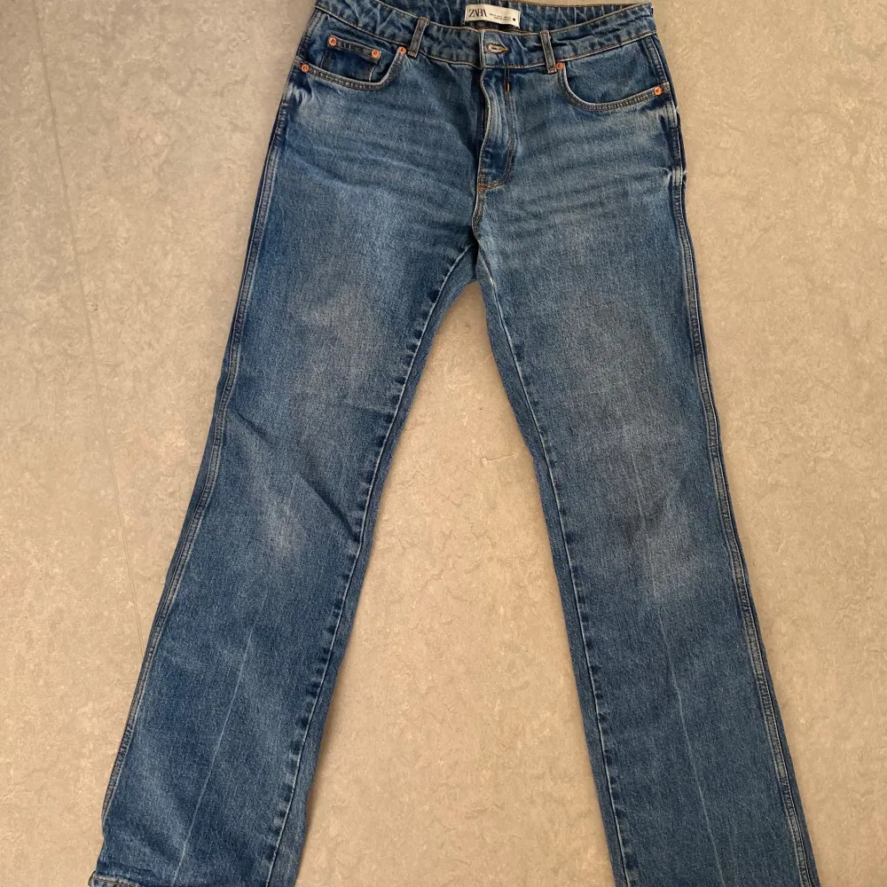 Lågmidjade jeans från Zara med raka ben🥰. Jeans & Byxor.