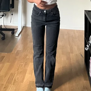 Svarta raka jeans  - Superfina svarta jeans. Dom är super bekväma och i storlek 26. Säjer på grund av att dom är för stora. Har använts ett fler tal gånger men är i bra skick. Måtten är: Längd: 98cm Medjemått: 33cm. Hör gärna av er vid eventuella frågor 🌸.
