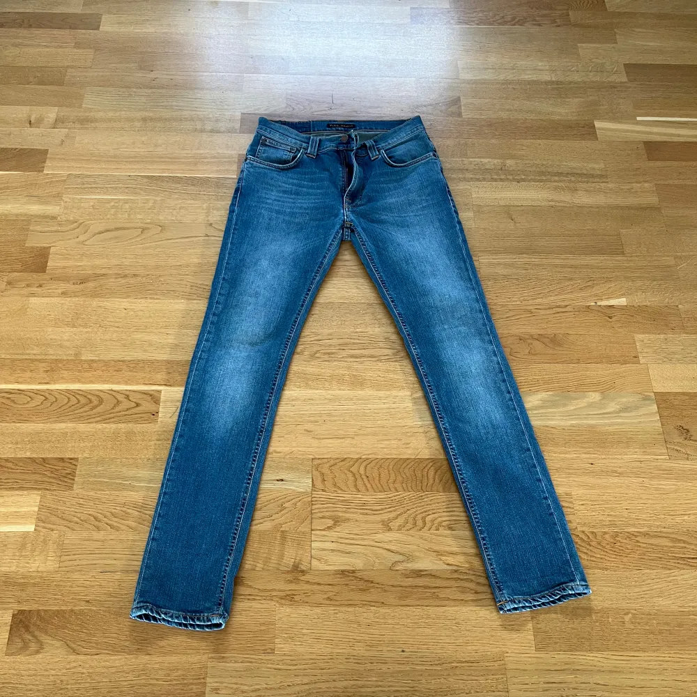 Säljer ett par Nudie jeans pga av att jag köpte fel storlek. Storleken är 30/32 och modellen heter Thin Finn. Det är bara att skriva om du har frågor. . Jeans & Byxor.