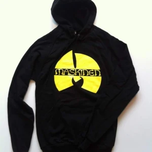 Maskinen och Frej Larsson  merch SÖKES! - Hej jag söker Maskinen och frej Larsson merch, helst hoodie och crewjacka för man i storlek M eller stor S.