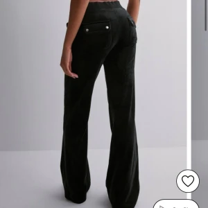 Juicy Couture byxor, svart - Säljer mina svarta Juicy Couture byxor i storlek xs. Nypris är 1199kr men jag säljer dom för 600kr. Dom är i fint skick men säljes pågrund av att dom inte kommer till användning längre. Skriv om ni är intresserade så får ni flera bilder på plagget💞 