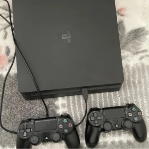 Ps4 - Utmärkt skick. Har haft den i ett år och fungerar perfekt 872gb. 2 kontroller och gta 5, fc24 följt med. 