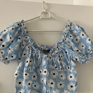 Blommig topp från Gina Tricot  - Blommig topp från Gina Tricot i storlek 36