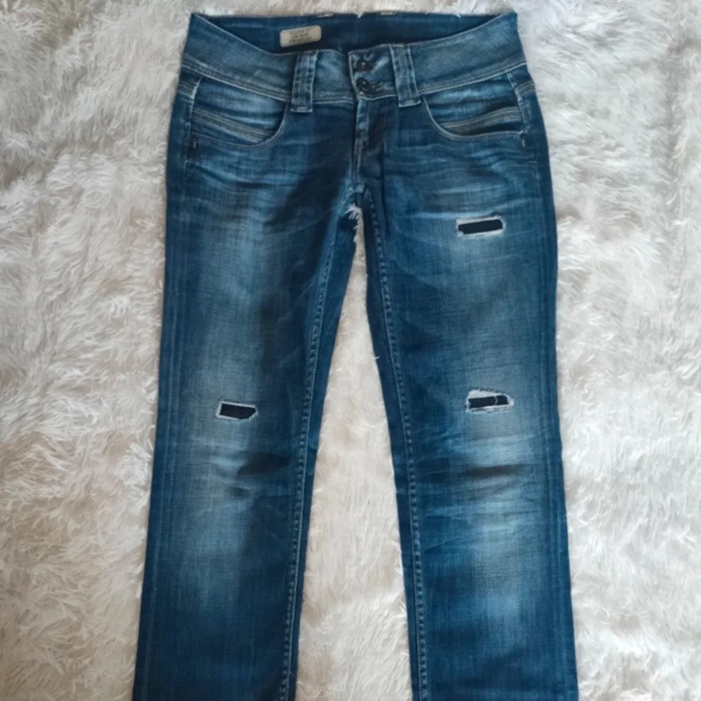 Lågmidjade jeans ifrån pepe jeans. De är storlek xss men skulle säga att de sitter mer som en xs-s. Köpta på vinted. Om ni har nå frågor skriv🫶. Jeans & Byxor.